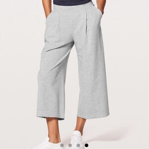 LULULEMON CAN YOU FEEL THE PLEAT HEATHERED LIGHT GRAY COLOR SIZE 6